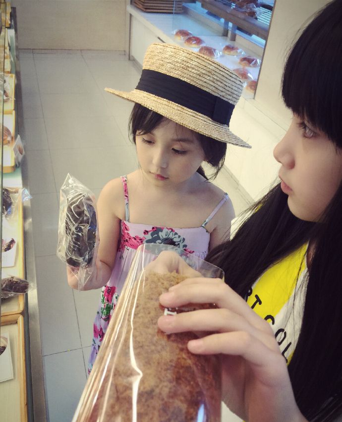 刘楚恬和张籽沐的友情,从小就认识,一起长大,去旅游,穿闺蜜装