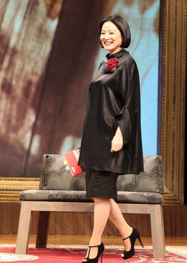 64岁林青霞穿斗篷上衣配包臀裙,中分短发美到骨子里,哪用扮嫩?