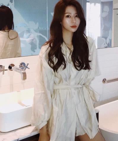 本以为温婉是在秀新鞋子,看到腿,网友酸了:还没我胳膊粗