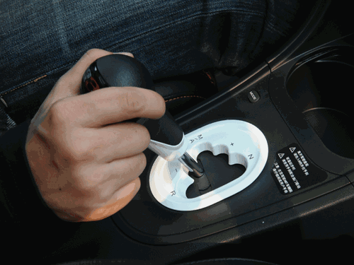 手动挡车型逐级把挡位降低最后挂到空挡接着缓慢踩住刹车最后把车辆