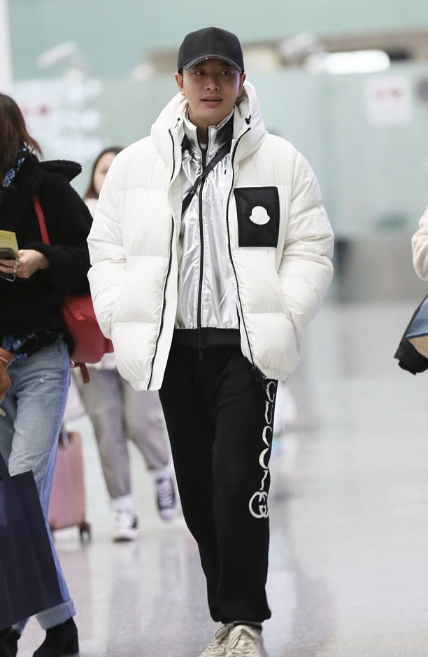 贾乃亮身着白色羽绒服搭配黑色长裤 举止沉稳尽显熟男魅力