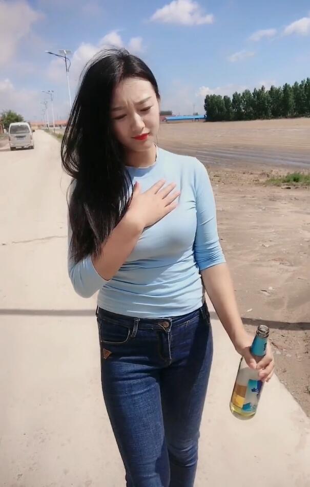 东北美女网红穿搭普通却依然很有女人味