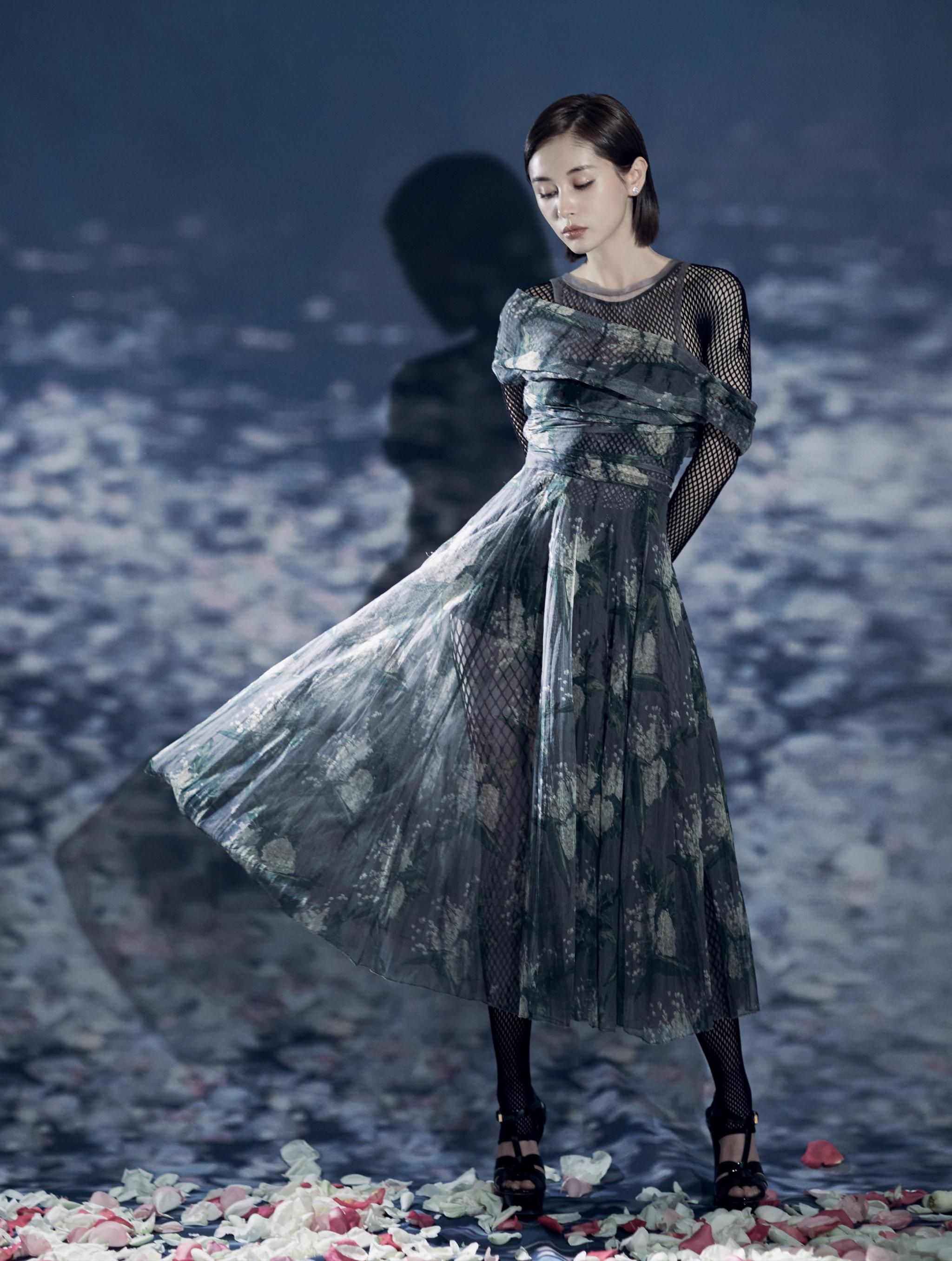 王子文出席dior男装活动 简约连衣裙展现灵动活力