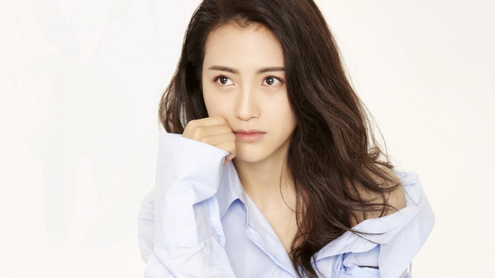 长相清纯的女演员包文婧美颈香肩雪白迷人慵懒性感写真