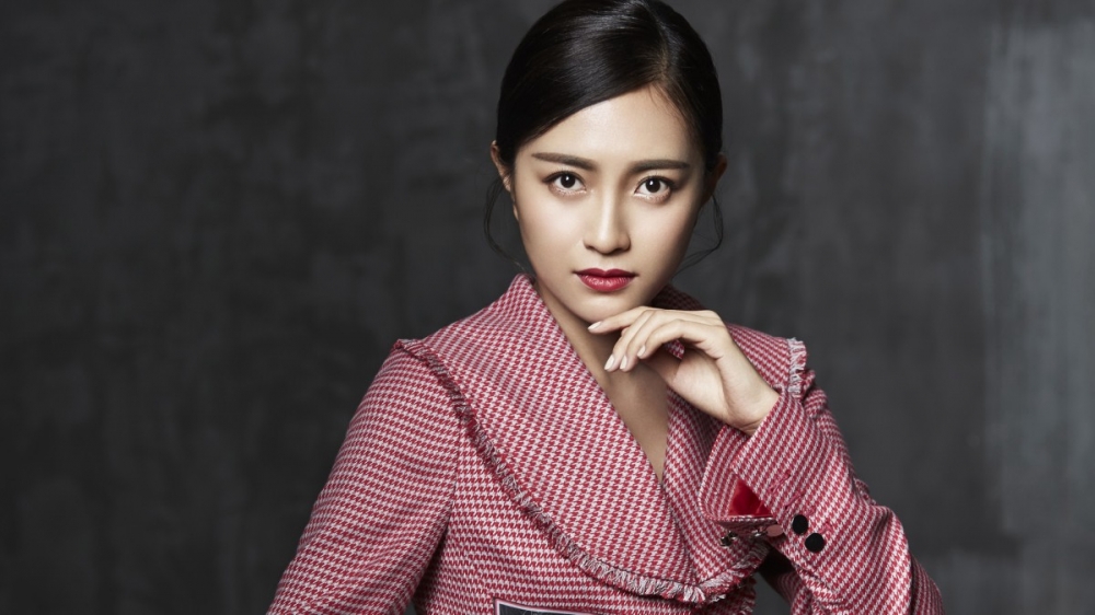 长相清纯的女演员包文婧美颈香肩雪白迷人慵懒性感写真