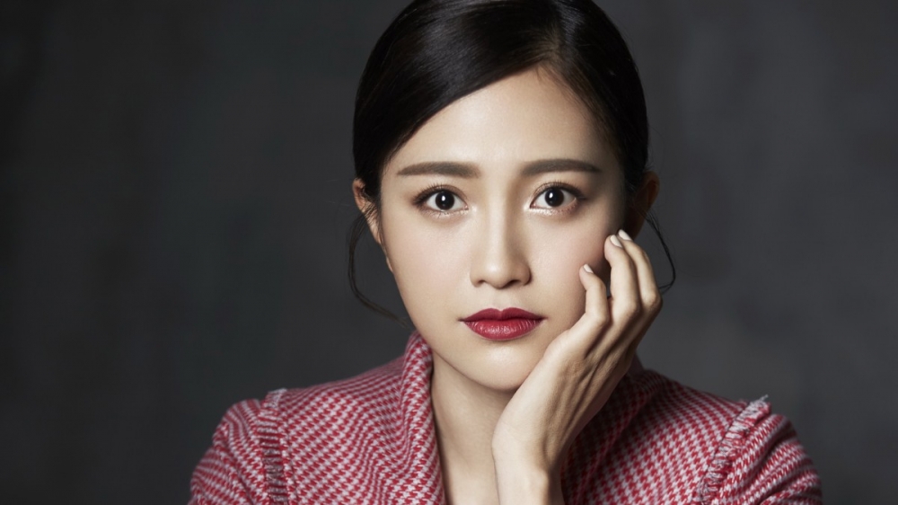 长相清纯的女演员包文婧美颈香肩雪白迷人慵懒性感写真