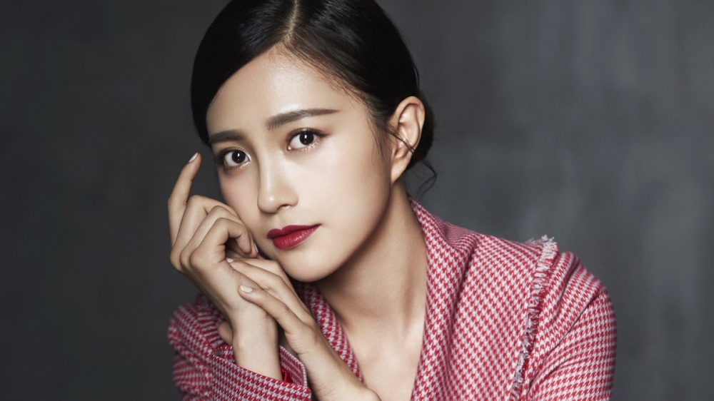 长相清纯的女演员包文婧美颈香肩雪白迷人慵懒性感写真