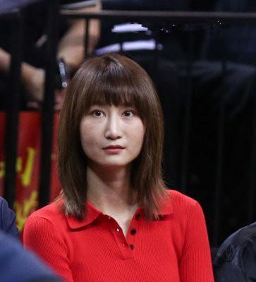 周鹏妻子刘美穿红衣观赛周鹏喝水时谁注意到刘美看他的眼神