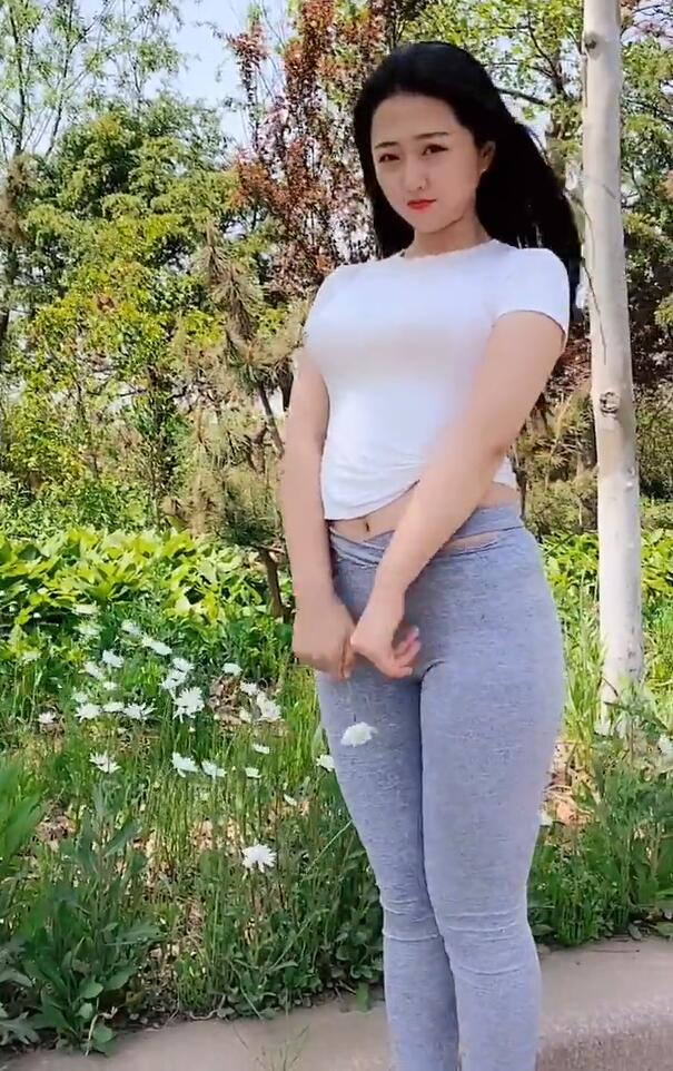 与瑜伽裤的搭配,微胖美女也能绽放出100分的美!|瑜伽裤|胖美女|紧身|灰色|美女_新浪新闻