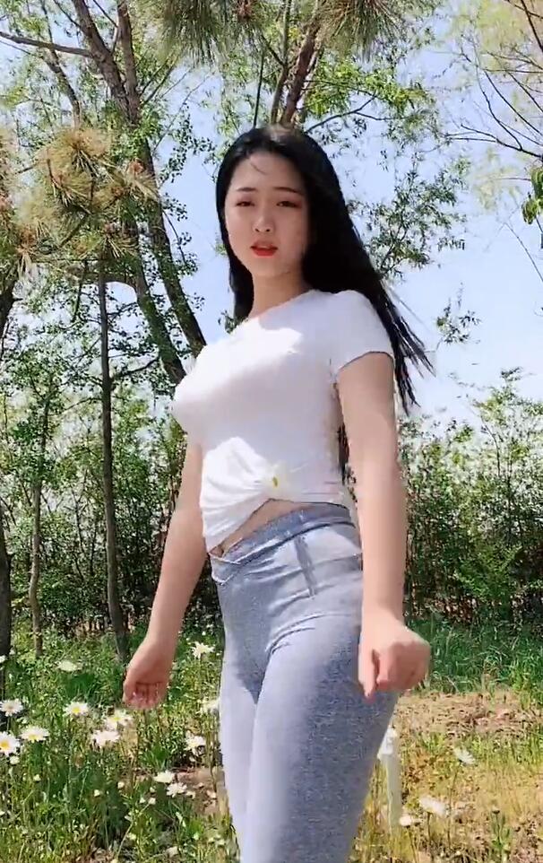 与瑜伽裤的搭配,微胖美女也能绽放出100分的美!|瑜伽裤|胖美女|紧身|灰色|美女_新浪新闻