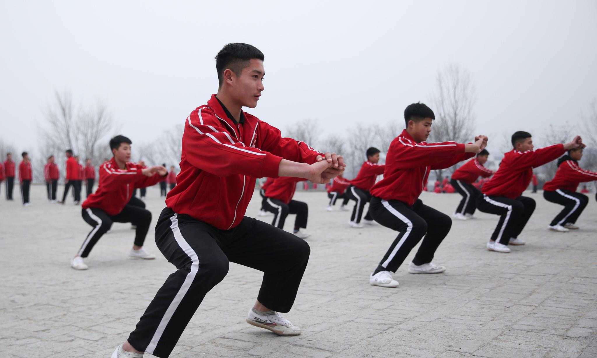 因为可以一边学武术,一边学文化课,他们中的很多人都是大学毕业才走出