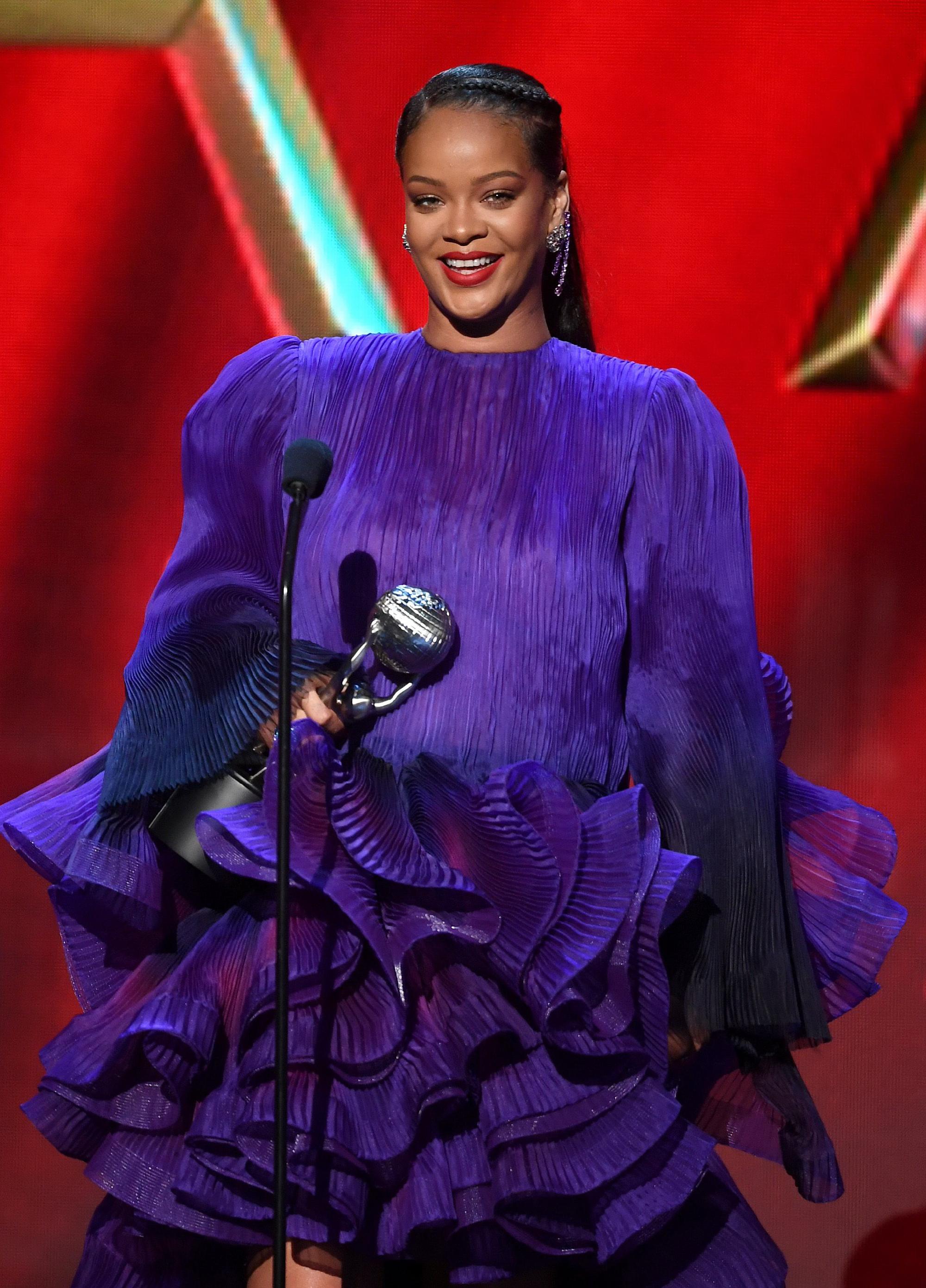 蕾哈娜出席颁奖礼,一袭霸气紫色裙,看上去像一堵墙