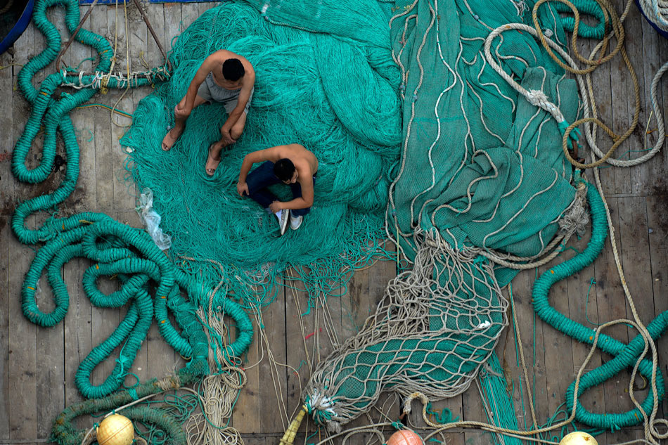 一组图直击东海上的捕鱼人,过度捕捞,2厘米的小鱼都不放过