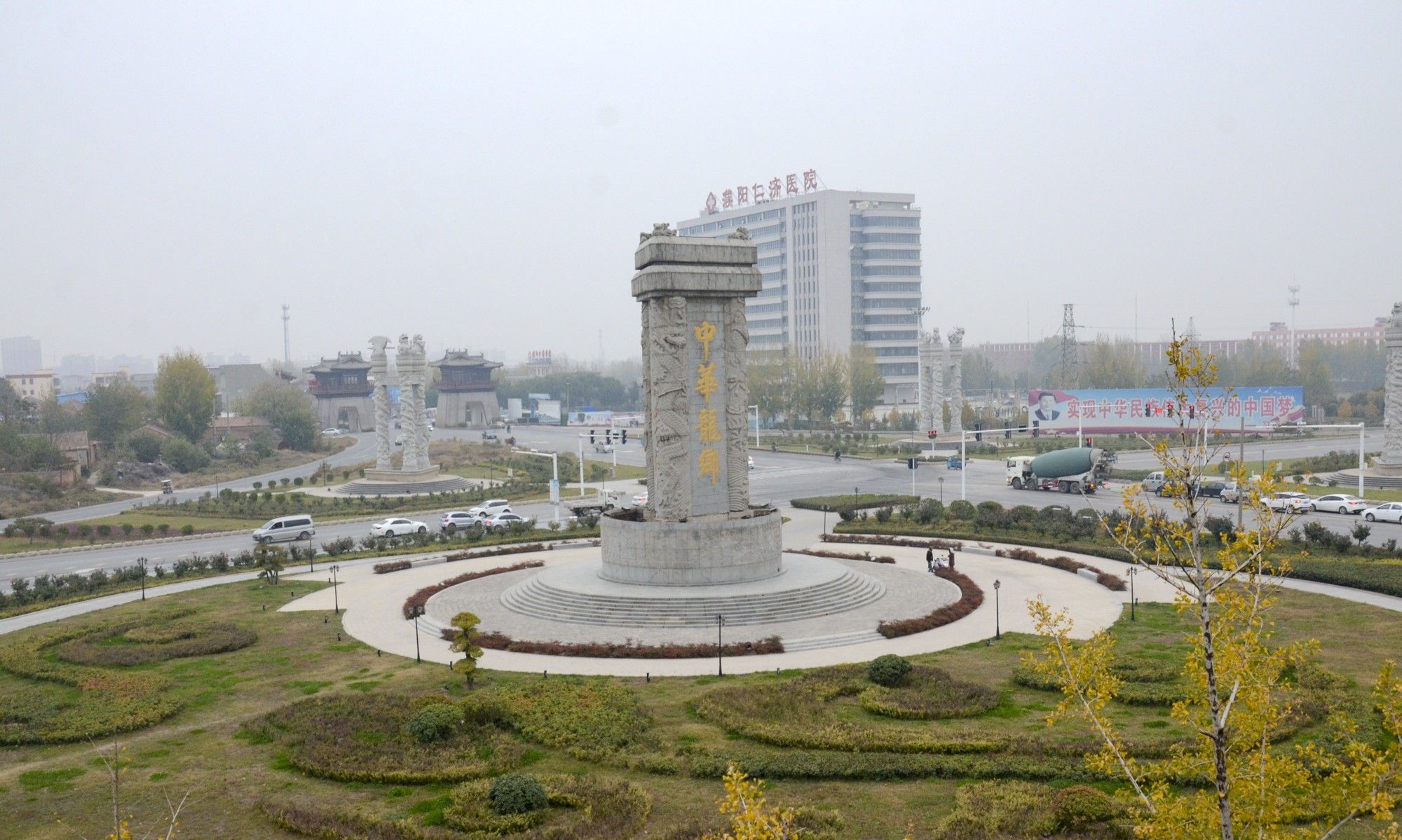 实拍龙乡濮阳一著名建筑龙碑,高12米,重达500吨,进出城可见