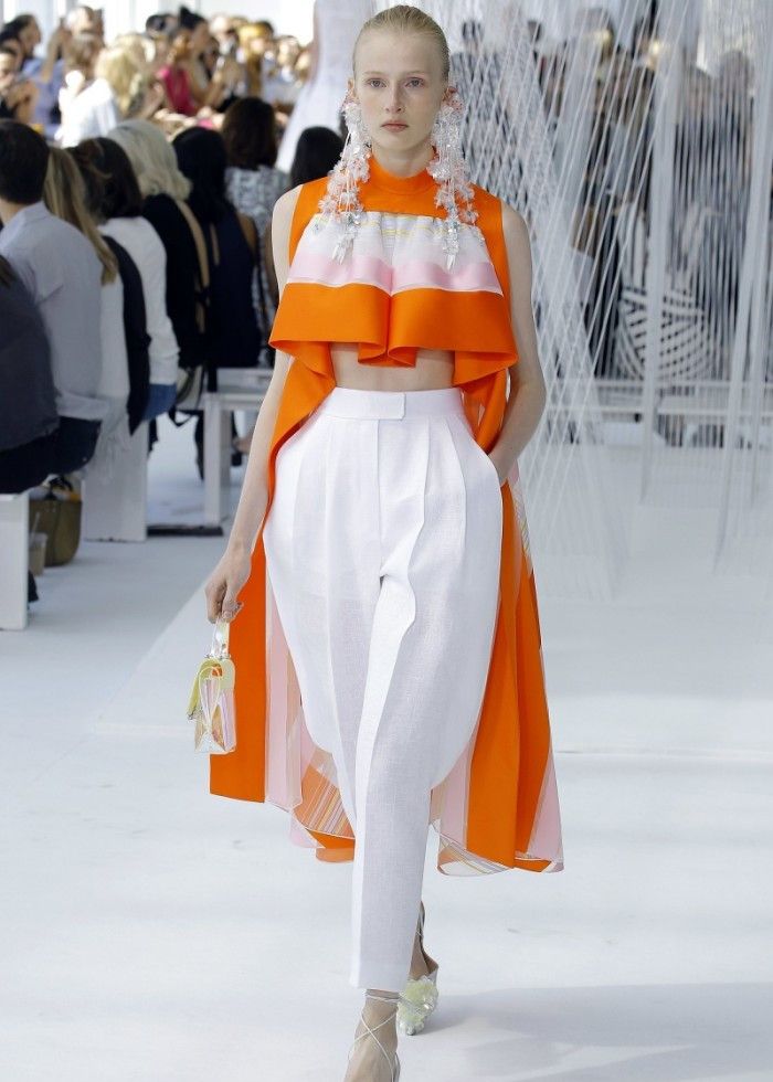 时装周:服装设计新颖时尚,女模特造型青春有活力,彰显时尚主题