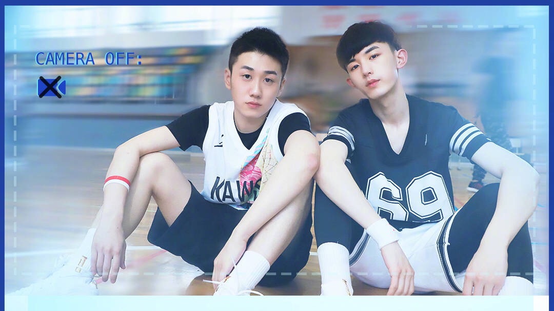 在电视剧《少年派》发布的剧照中郭俊辰一身白色校服帅气逼人,低头