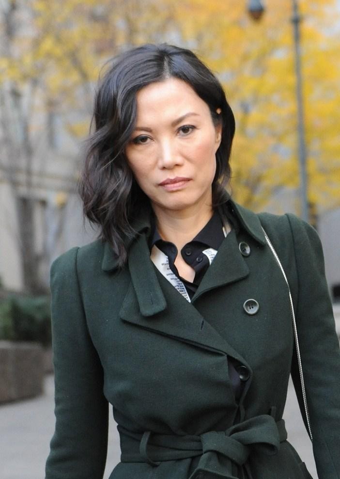 50岁的邓文迪又换发型了,穿格纹裙有气质,但水桶腰太明显