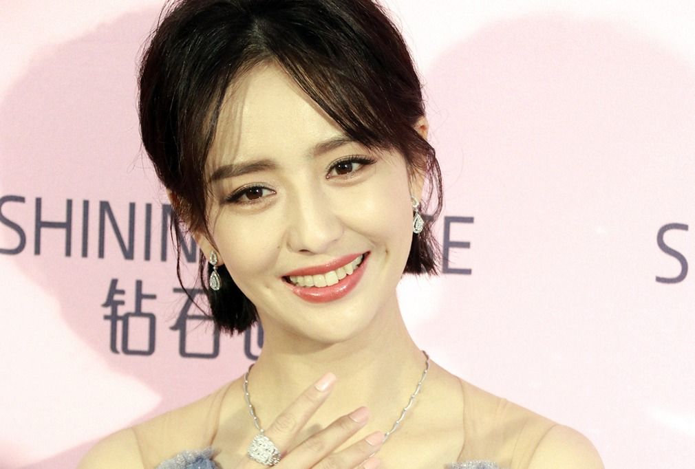 佟丽娅出席上海活动,身穿一袭淡蓝纱裙,手牵白马宛若冰雪女王