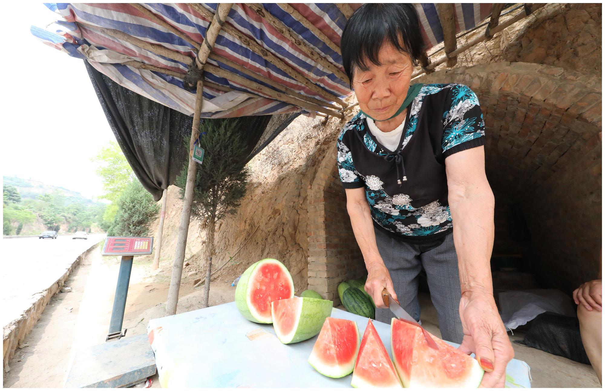 70岁老人公路边卖西瓜不见电冰箱客人却吃的冰镇西瓜看咋回事