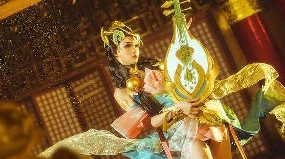 美女Cos“王者荣耀杨玉环”云想衣裳花想容,春风拂槛露华浓!|露华浓|王者荣耀杨玉环|云想衣裳花想容_新浪新闻