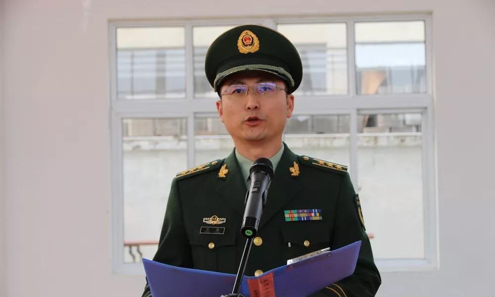 最后一个军礼!武警退伍老兵脱下军装 依依不舍告别队旗