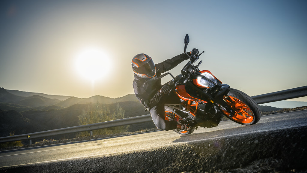 弯道火箭:ktm 390 duke测评报告新鲜出炉