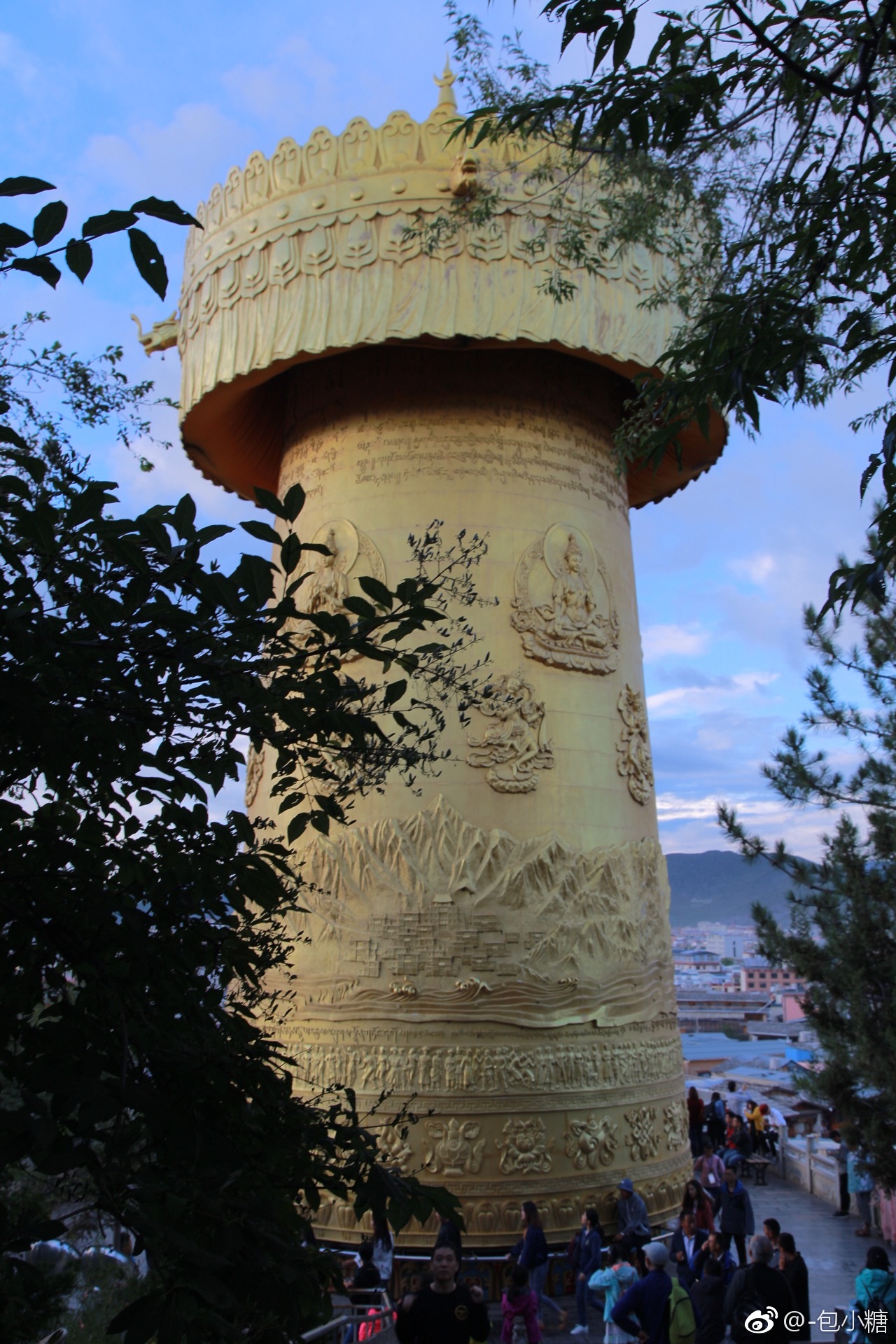 坐落在香格里拉独克宗古城中的大佛寺,和藏区的寺庙已经有很大的区别