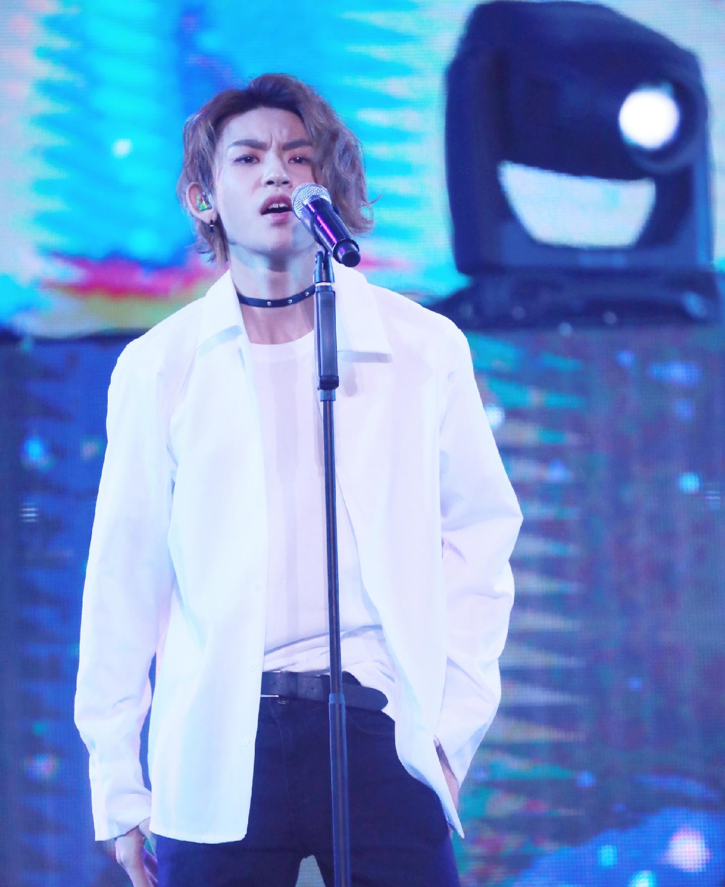 朱正廷拼接发型,小鬼中分发型,都不及陈立农脏辫发型!