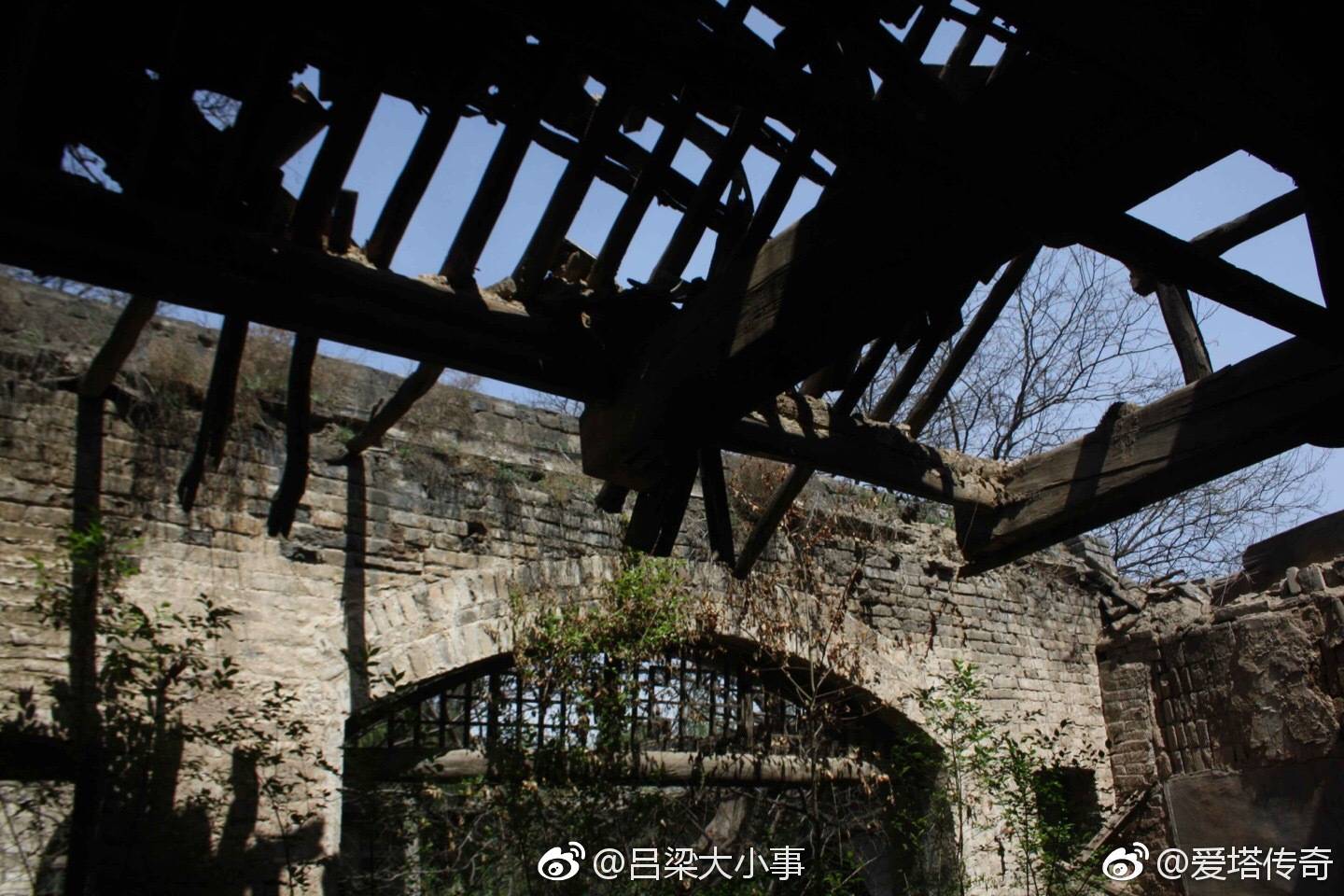 山西吕梁临县冯家会村三官庙,已经荒废破败好多年了.