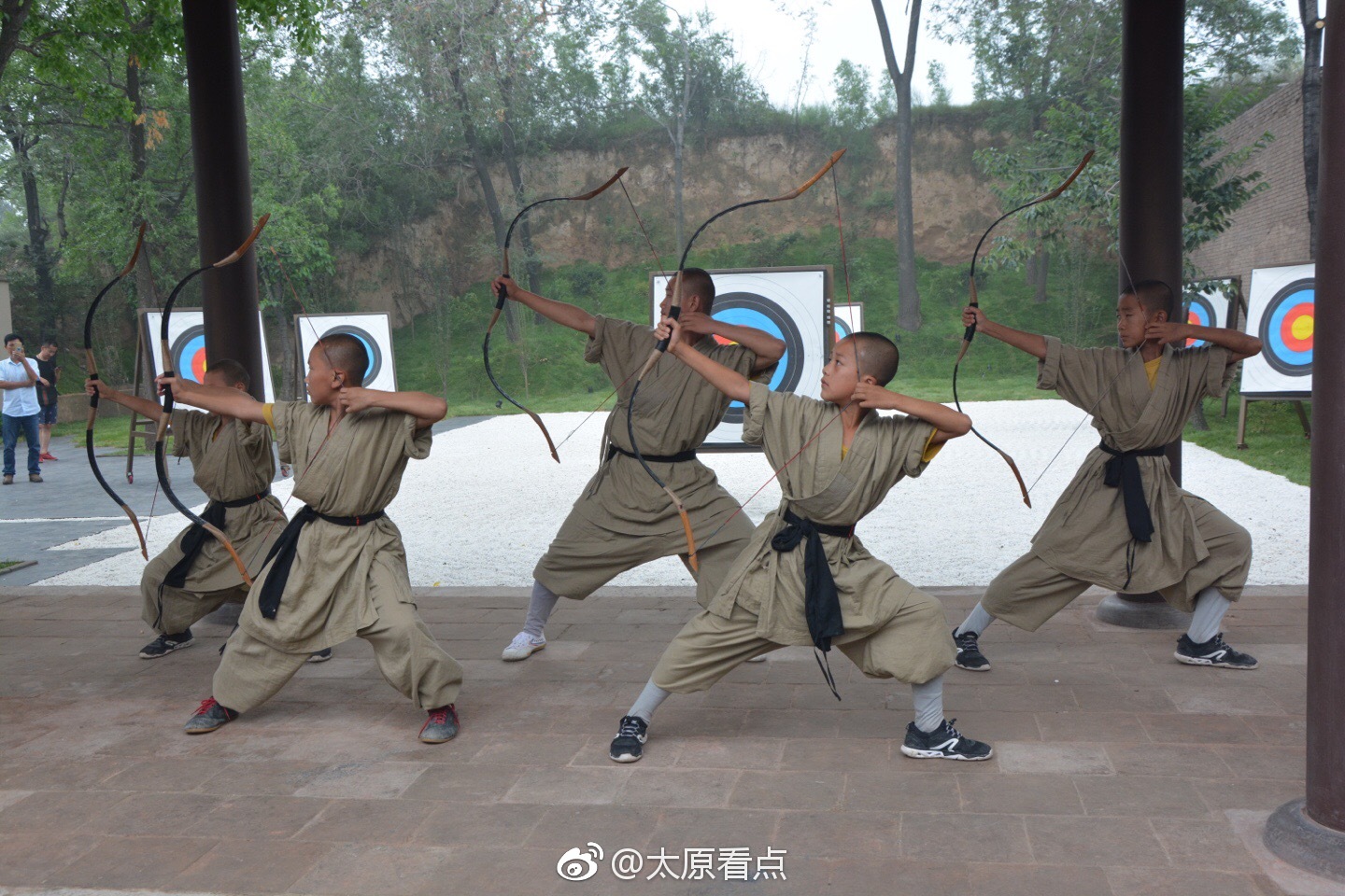 山西:张壁古堡举办禅弓大赛 1600年古堡迎来少林禅弓