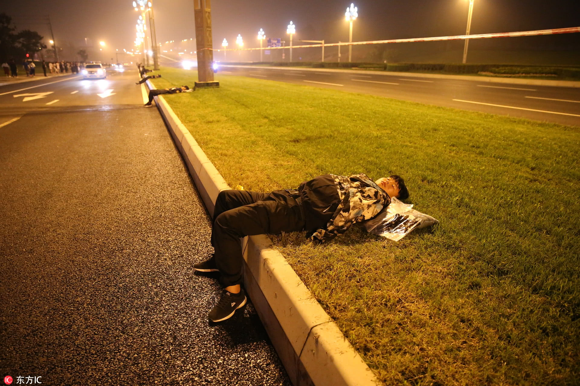 这也是生活 世界睡眠日看街头"睡客"以天为盖地为床