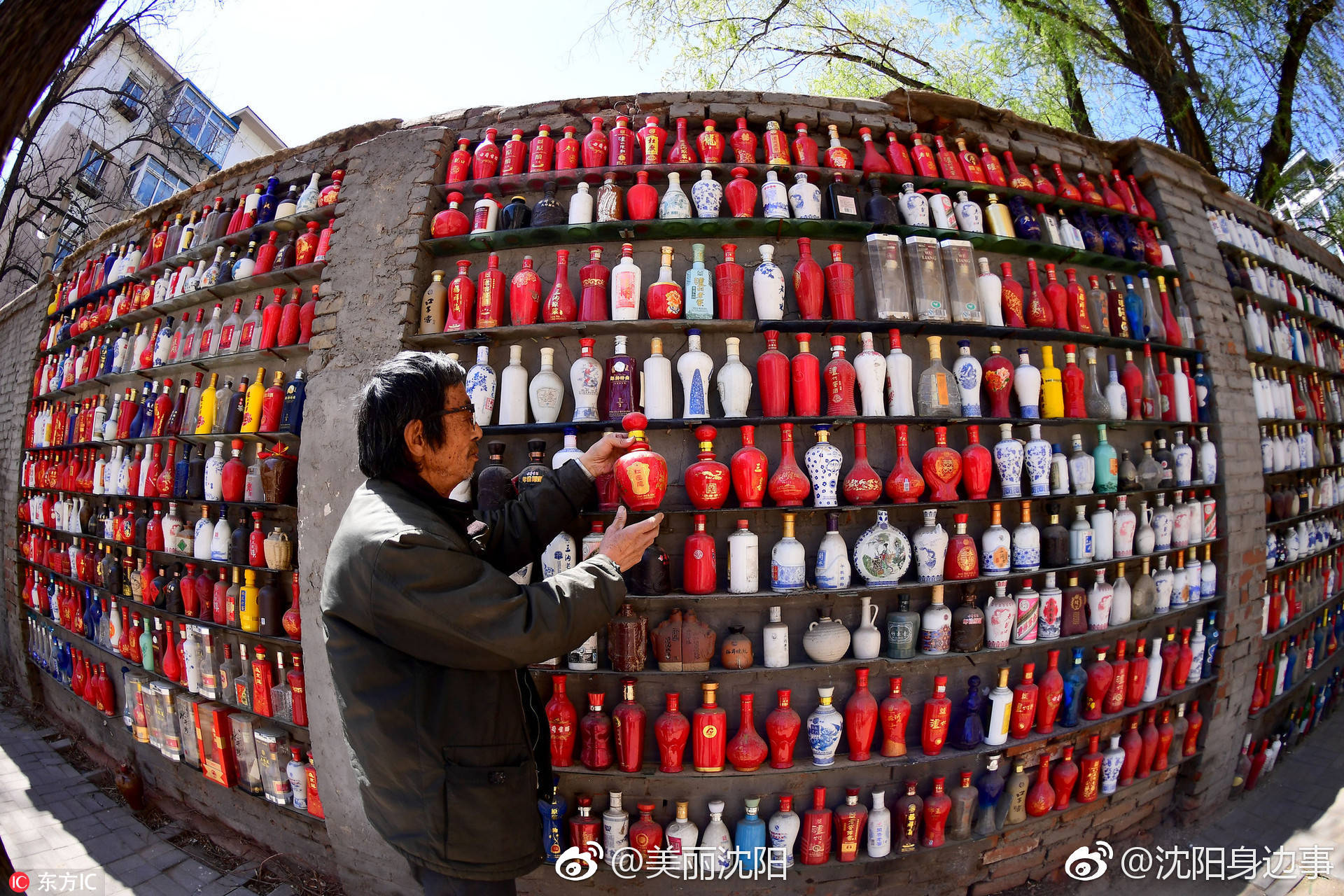 沈阳78岁老人建超级酒瓶墙 长30米摆放中外酒瓶达3000个[good]