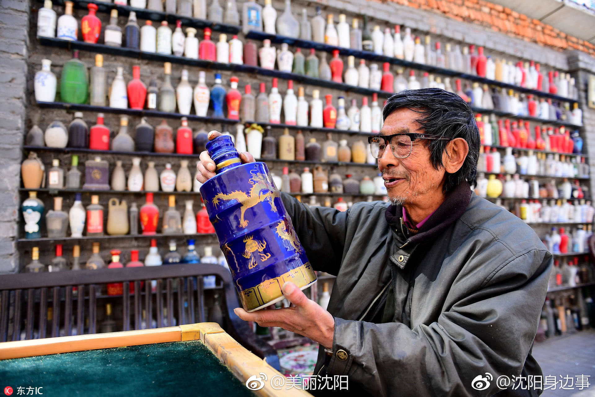 沈阳78岁老人建超级酒瓶墙 长30米摆放中外酒瓶达3000个[good]