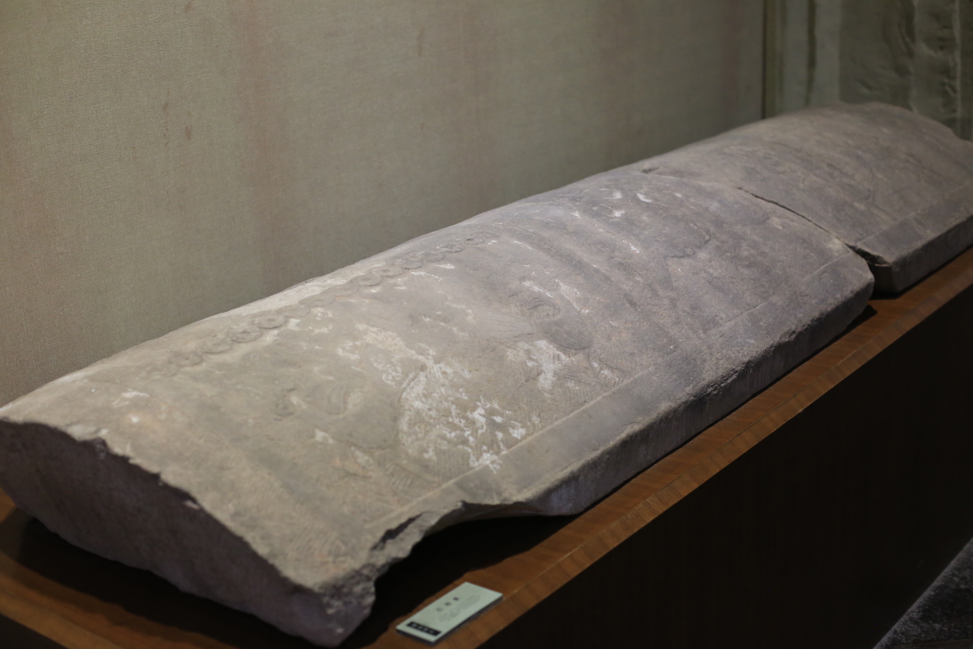 汉代石棺,来不及细看了.目测容量,两款较窄,胖子翻身费劲