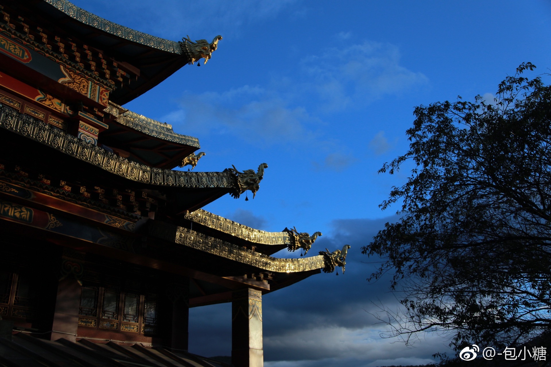 坐落在香格里拉独克宗古城中的大佛寺,和藏区的寺庙已经有很大的区别