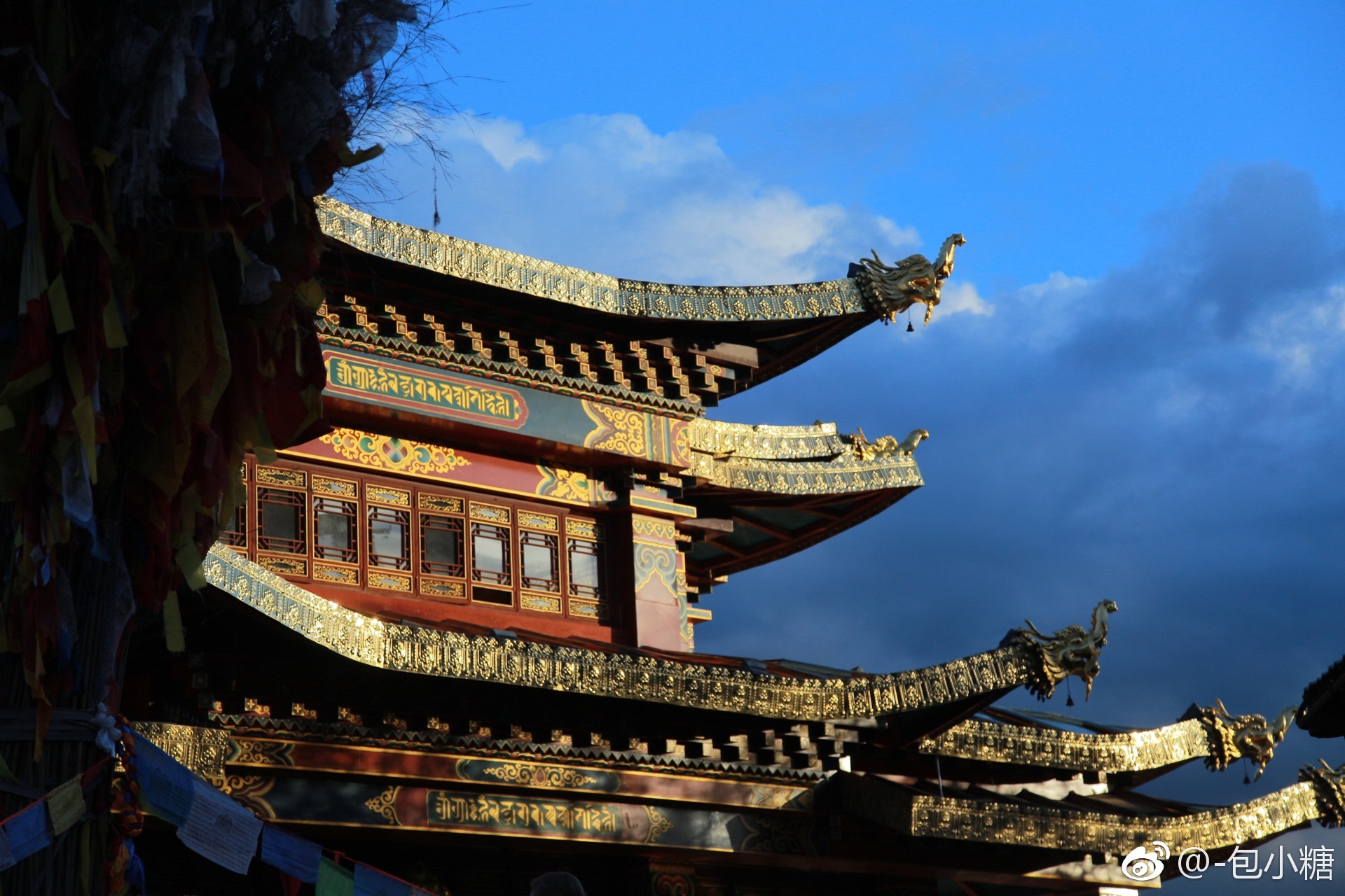 坐落在香格里拉独克宗古城中的大佛寺,和藏区的寺庙已经有很大的区别
