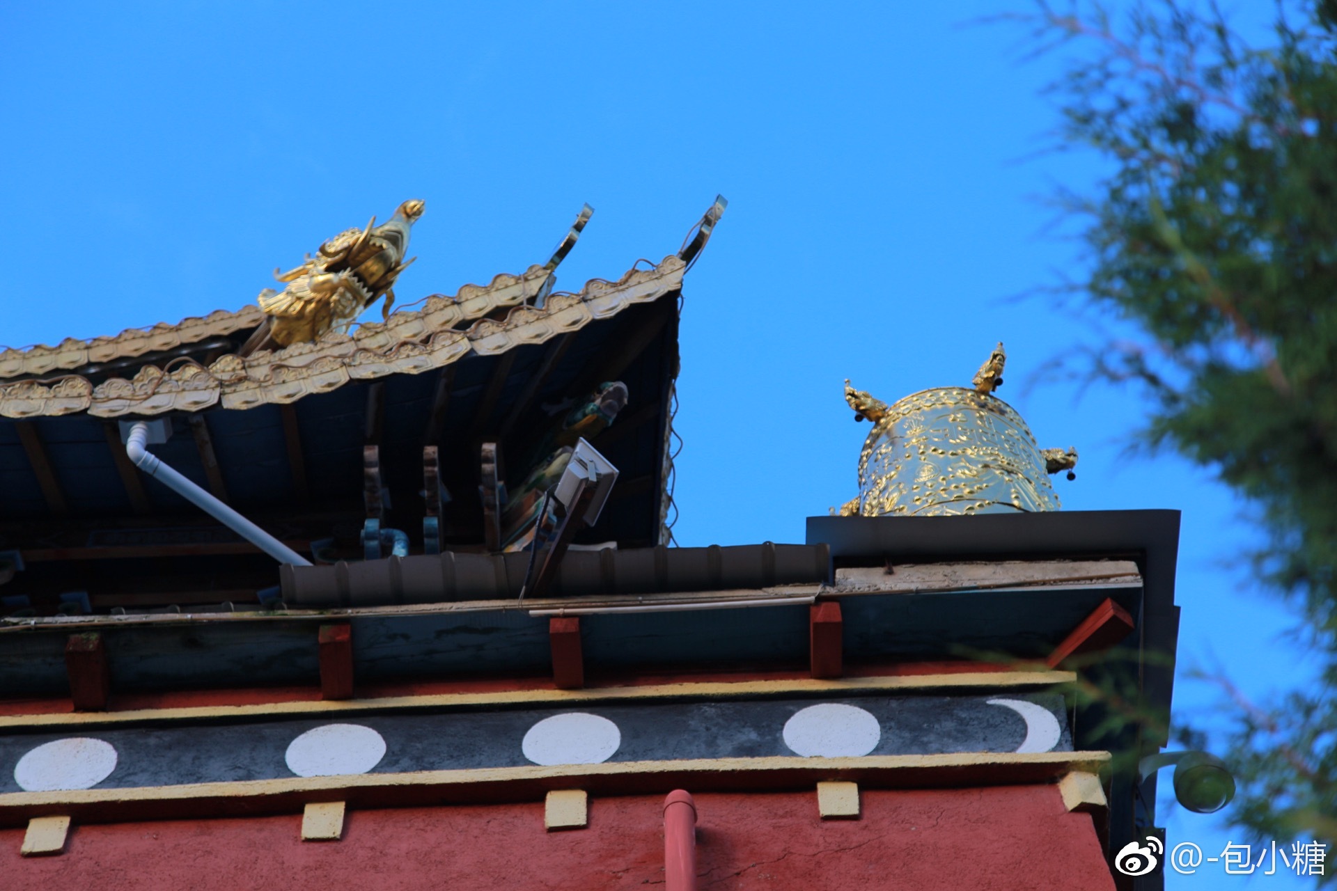 坐落在香格里拉独克宗古城中的大佛寺,和藏区的寺庙已经有很大的区别