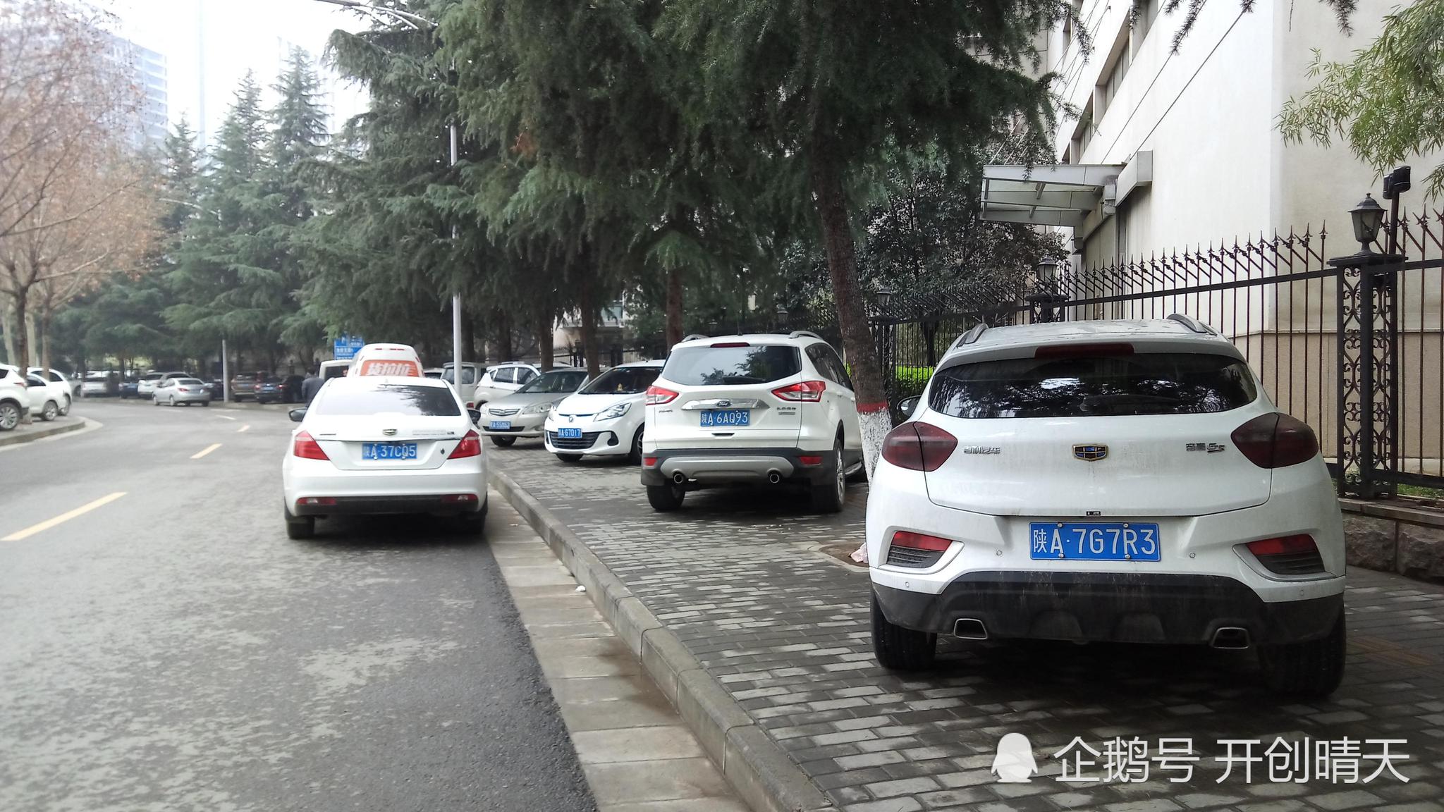 西安茶张路汽车停满人行道 半个轮子悬在道沿上