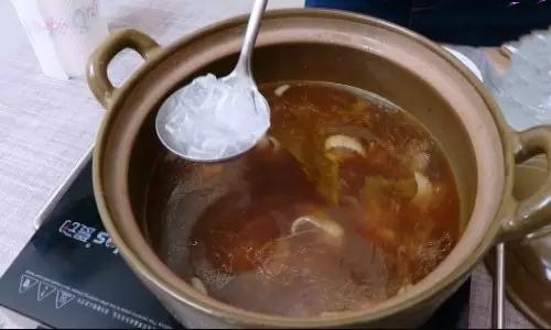 教你一招轻松解决汤里的浮油,喝汤不再油腻