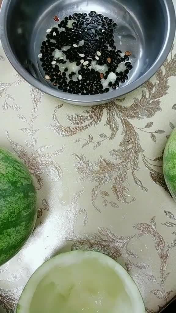 东北来的打瓜,口感清甜汁水充沛,家人围着吃其乐融融