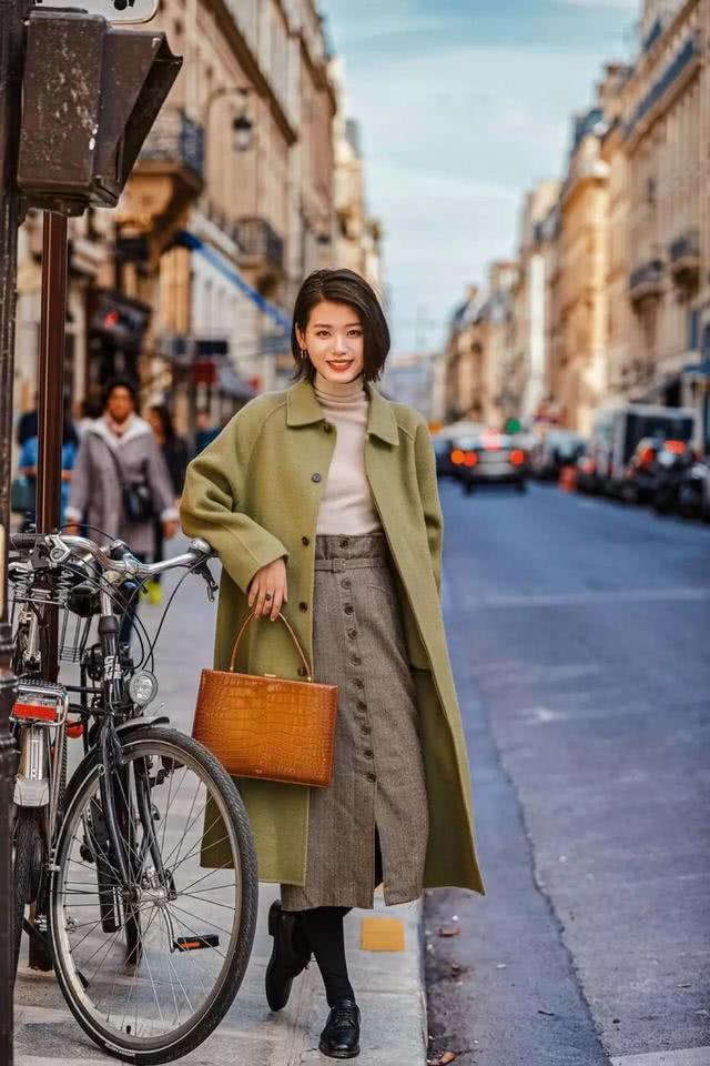 内搭的搭配选穿了一款米色的高领毛衣,这款毛衣从颜色的色调上看比
