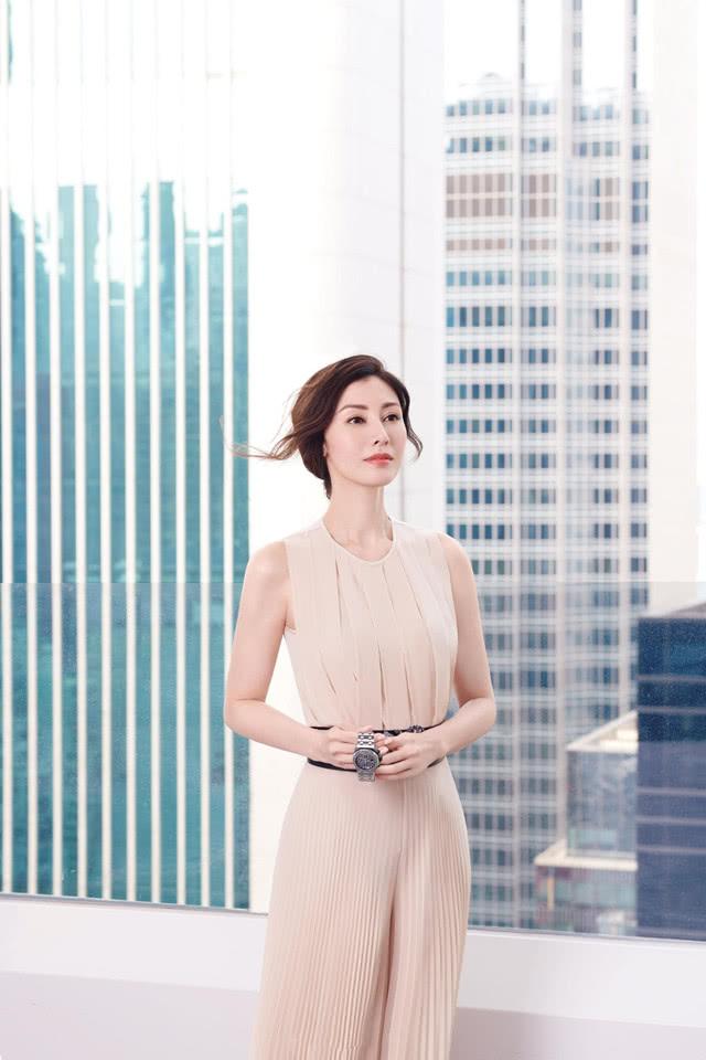 李嘉欣拍写真皮肤滑嫩逆生长,美貌依旧石破天惊