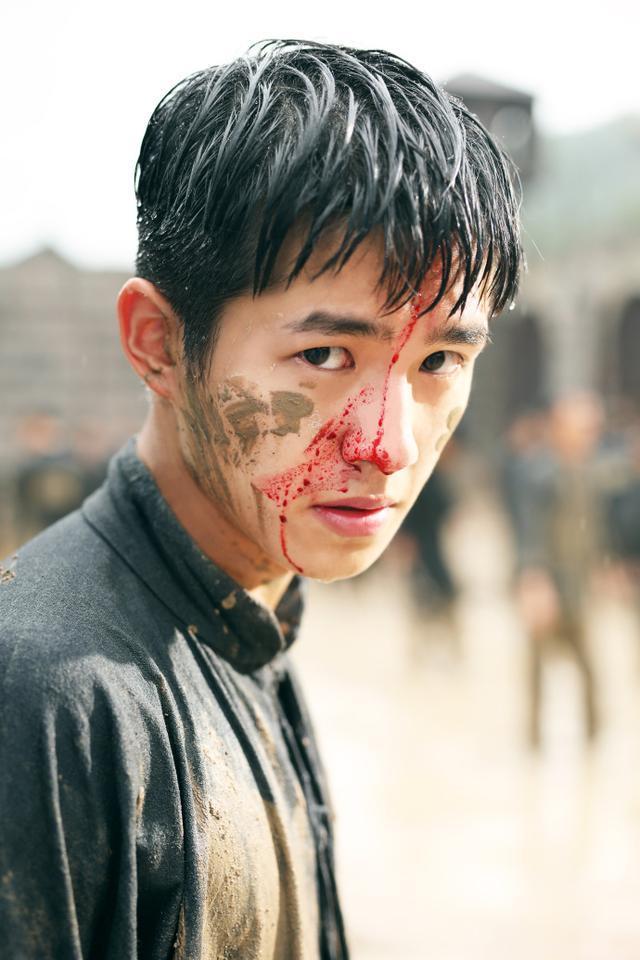 《远大前程》刘昊然霍少爷剧照曝光,握紧拳头杀气十足太帅了