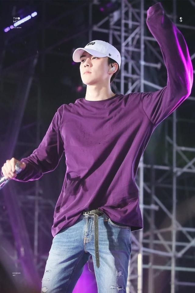 吴世勋穿紫色衣服真的特别好看,简直是行走的画报!