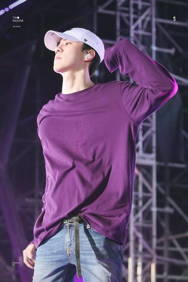 吴世勋穿紫色衣服真的特别好看,简直是行走的画报!