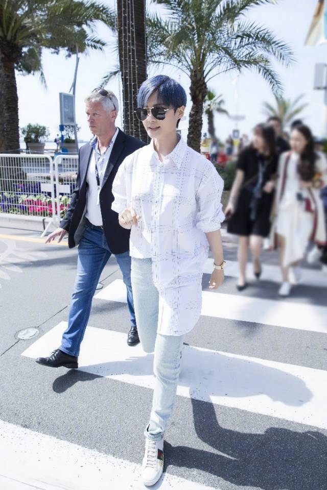 Gucci品牌大使接受洪晃专访。李宇春身着浅色衬衫长裤