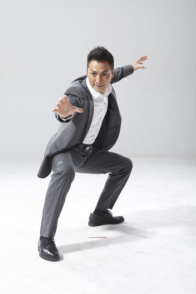 曾经落魄到打工当搬尸工,60岁身价过亿,热衷于拍戏至今单身!