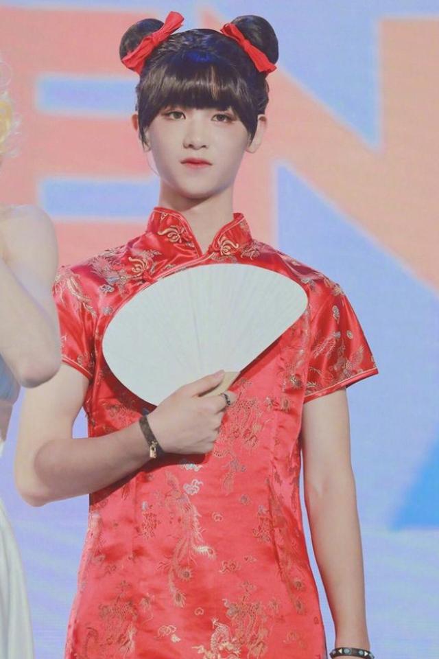 范丞丞cos白雪公主暴露身材缺陷了,网友:垮的可爱!