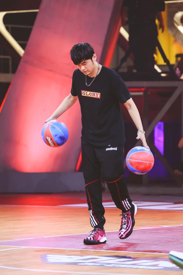 周杰伦变灌篮高手,双手运球的姿势简直太帅了,周董好像真的瘦了