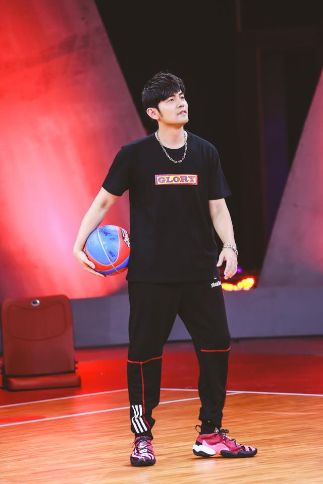 周杰伦变灌篮高手,双手运球的姿势简直太帅了,周董好像真的瘦了